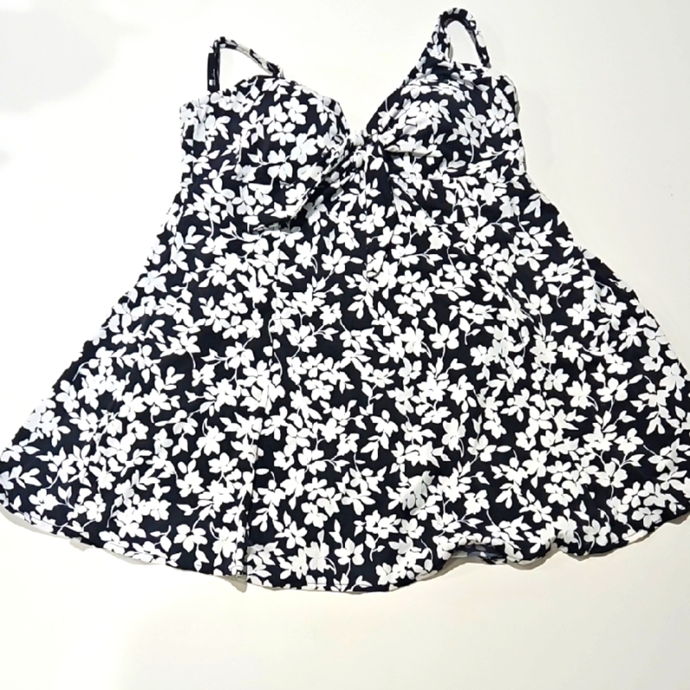 Croft & Barrow Floral Black and White Women's One Piece Swimsuit.   Sz 18w